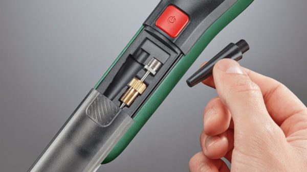 Akku-Druckluftpumpe Bosch Easypump mit dazugehörigen Adpatern