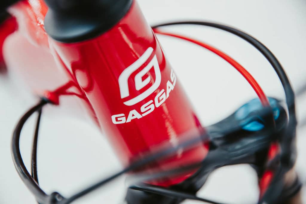 Steuerohr mit Schriftzug an einem E-Bike von Gasgas