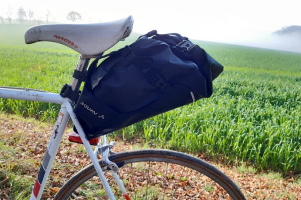 Nahaufnahme einer Satteltasche Trailsaddle von Vaude an einem Rennrad