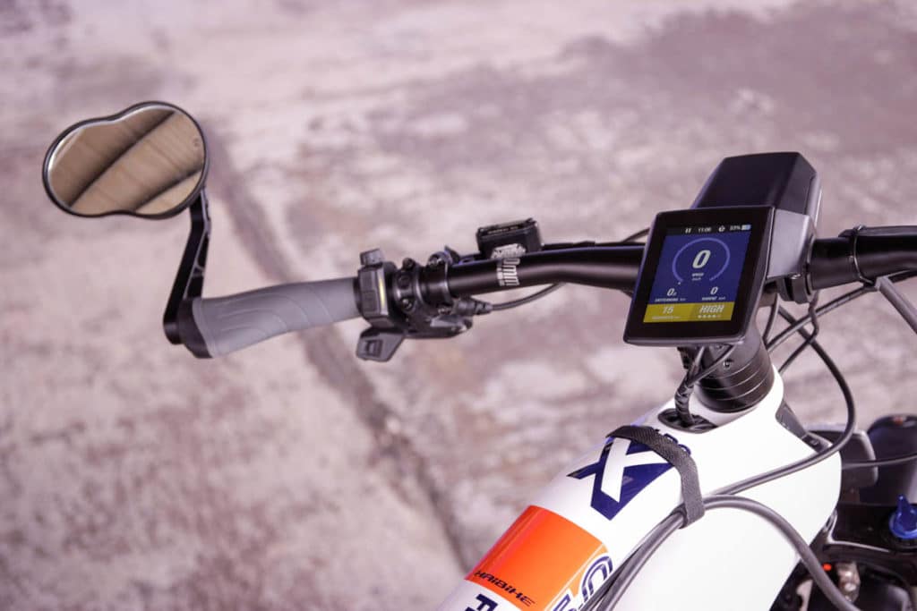 Rückspiegel und Display als wichtige Komponenten an einem E-Bike mit dem Lastenanhänger Greezzly