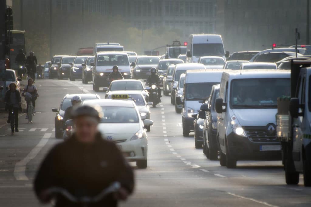 Verbrennungsmotoren von Autos sorgen im Straßenverkehr für hohe Schadstoffbelastungen