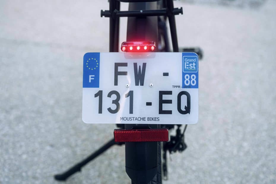 E-Bike Friday 27 FS Speed von Moustache mit Bremslicht über dem Kennzeichen