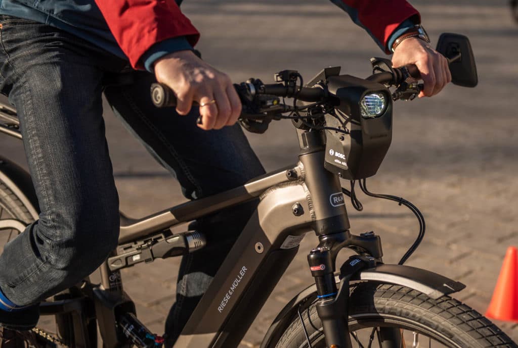 Dosiertes Bremsen üben im Rahmen einer E-Bike-Fahrschule