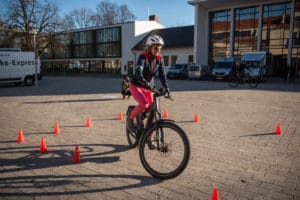 Kurvenfahrt üben im Rahmen einer E-Bike-Fahrschule