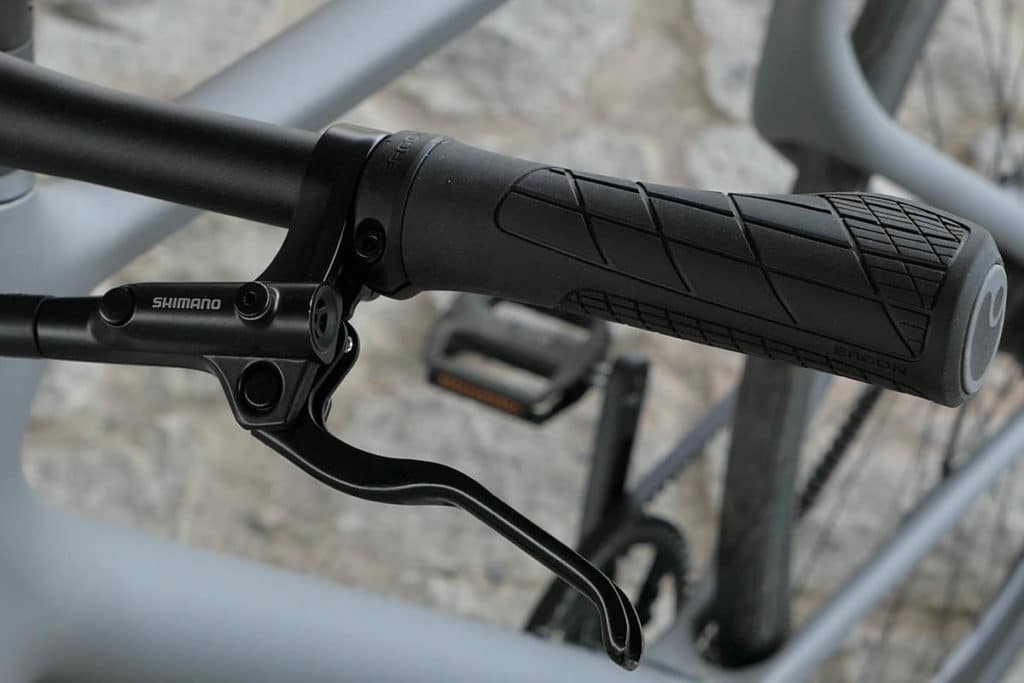 Ergonomisch geformte Griffe am E-Bike Platzhirsch von Urwahn