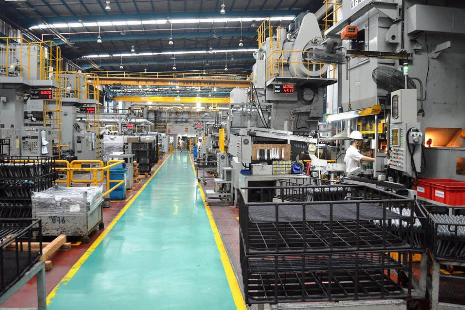 Fertigung von Fahrradkomponenten in der Fabrik von Shimano in Malaysia
