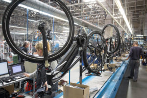 Montage von E-Bikes in Fabrik von Maxcom