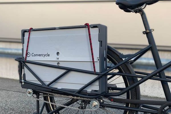 Faltbox für das E-Bike Convercycle Electric zusammengeklappt am Bike befestigt