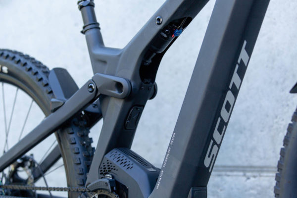Integrierte Federung mit geöffneter Abdeckung am E-Bike Scott Patron eRide 2022