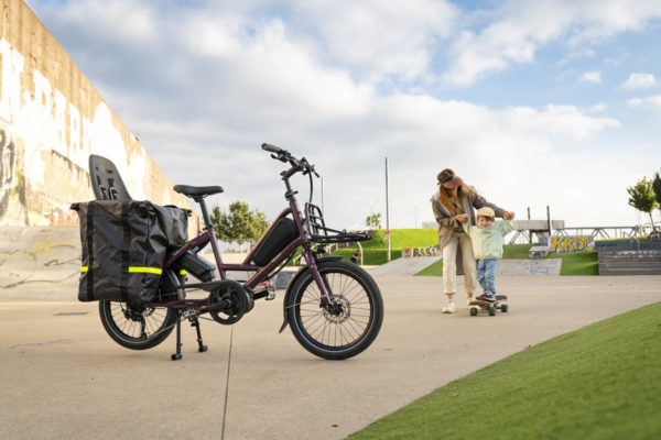 E-Bike Tern Quick Haul mit Kindersitz und dem Gepäckträger Storm Box Mini