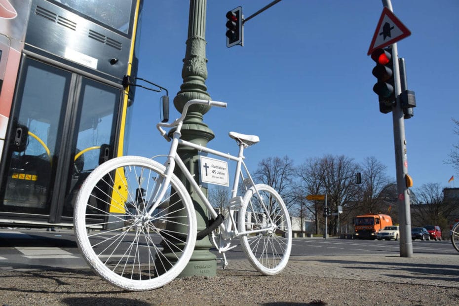 An im Straßenverkehr getötete Fahrradfahrende erinnerndes weiß angestrichenes Geisterfahrrad