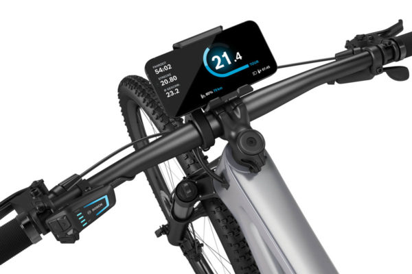 Smartphonehalter SmartphoneGrip von Bosch am Fahrrad montiert mit eingespanntem Smartphone