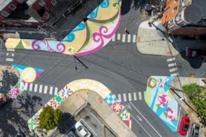 Bemalte Kreuzung in der Stadt Lancaster in den USA