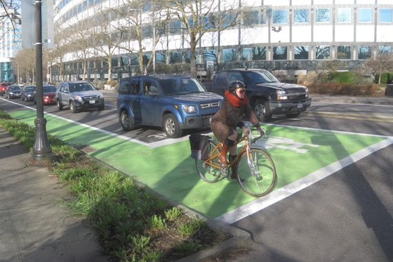 Als "Bike Box" benannter grün unterlegter Haltebereich für Fahrradfahrende an einer Kreuzung in den USA