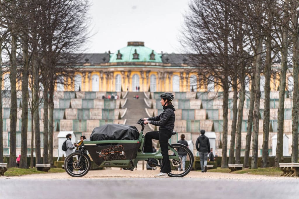 Zwischenstation Schloss Sanssouci in Potsdam auf der Reise mit dem E-Cargobike Lovens Explorer von Amsterdam nach Berlin