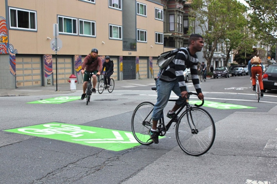 Grün unterlegte Abbiegespuren für Fahrradfahrende an einer Kreuzung in San Francisco, Kalifornien