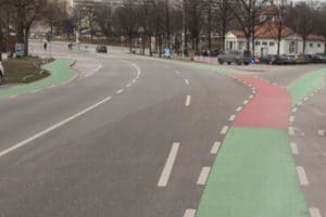 Mit den Farben Rot und und Grün unterlegter Fahrradweg auf dem Bavariaring in München