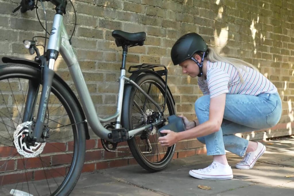 Anstecken des Skarper DiskDrive Nachrüstset für E-Bikes an ein herkömmliches Fahrrad