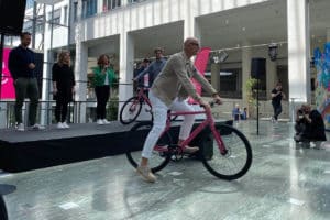 Timotheus Höttges, CEO der Deutsche Telekom AG, färht das Telekom Bike
