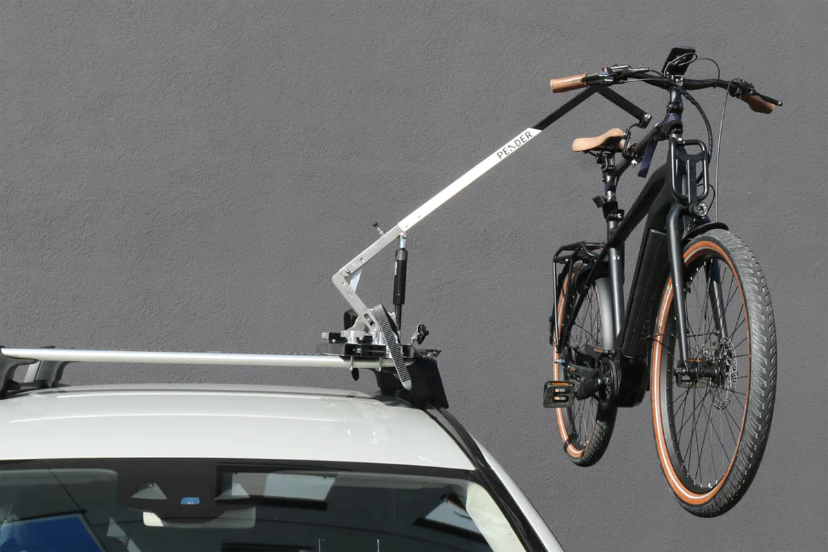Ebikelifter hilft beim Heben eines E-Bikes auf ein Autodach