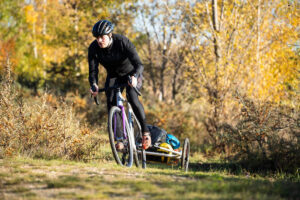 Für E-Bikes geeigneter Lastenanhänger Veolo beim Einsatz auf Fahrradtouren